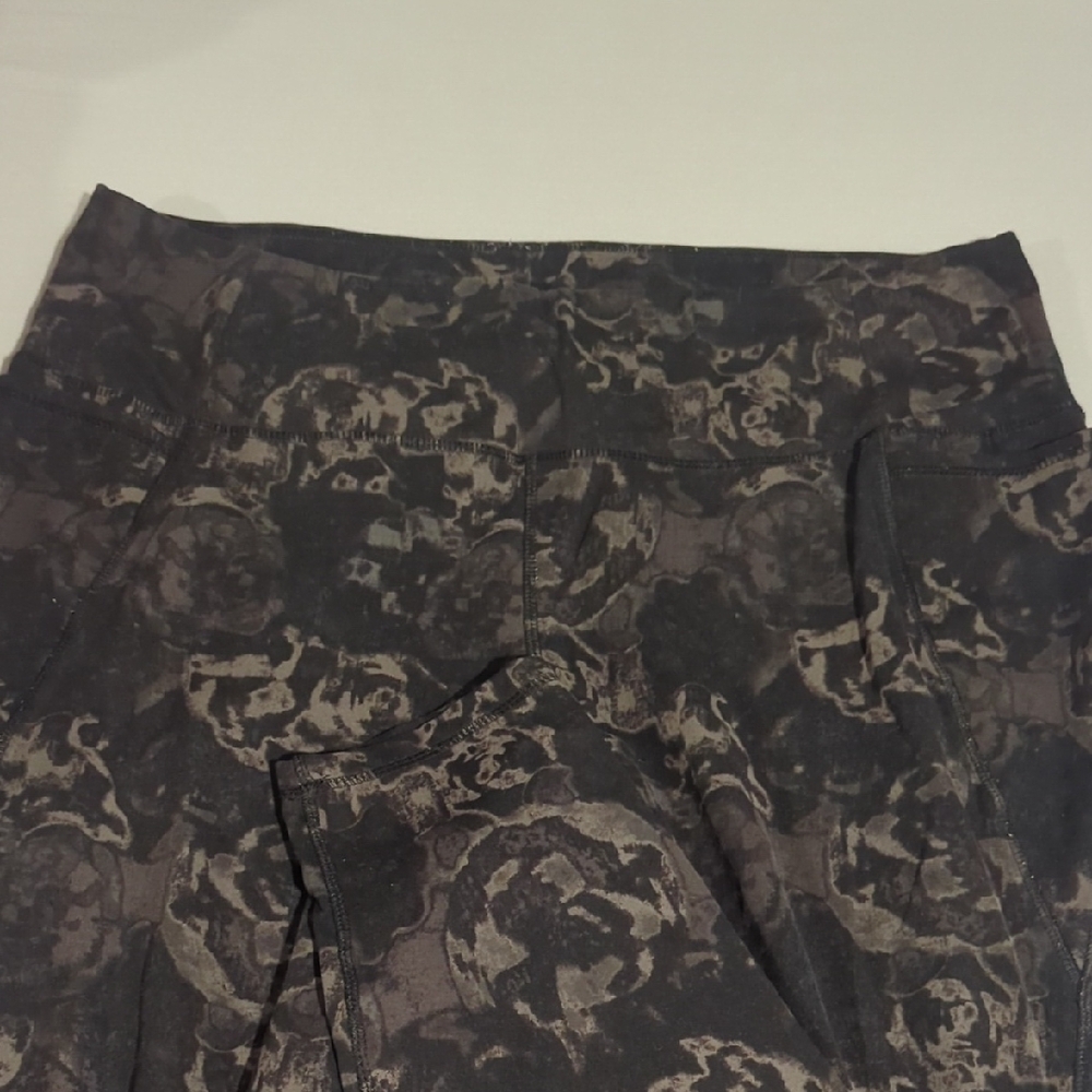 Livi Active Black and Gray Patterned Leggings
